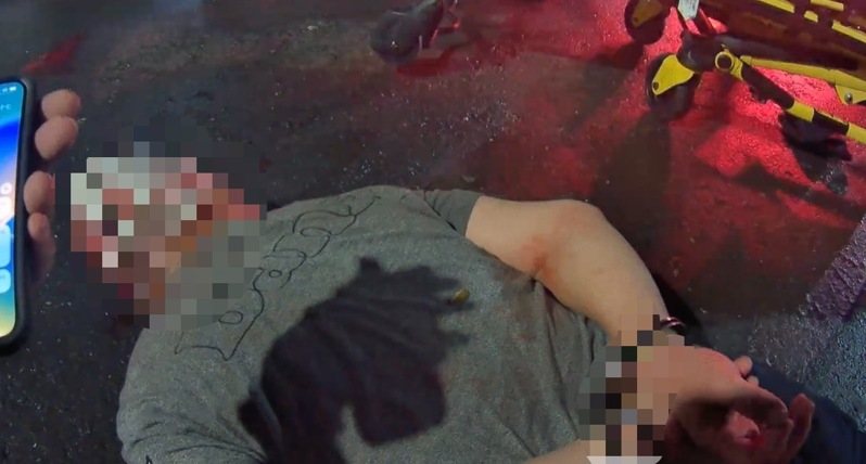 丁姓男子前天深夜酒後騎YouBike單車行經高雄市小港路,不慎自撞路邊轎車車尾受傷,還打傷檢傷的兩名救護員遭壓制扭送警方送辦。記者石秀華/翻攝 丁姓男子前天深夜酒後騎YouBike單車行經高雄市小港路,不慎自撞路邊轎車車尾受傷,還打傷檢傷的兩名救護員遭壓制扭送警方送辦。記者石秀華/翻攝