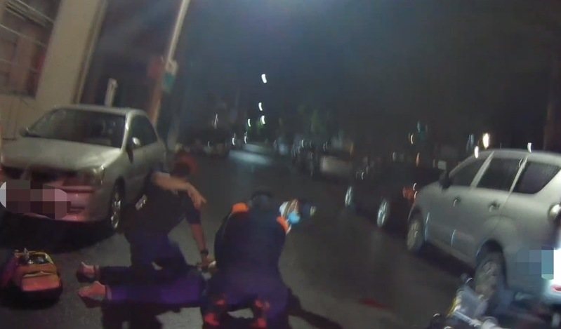 丁姓男子前天深夜酒後騎YouBike單車行經高雄市小港路,不慎自撞路邊轎車車尾受傷,還打傷檢傷的兩名救護員遭壓制扭送警方送辦。記者石秀華/翻攝 丁姓男子前天深夜酒後騎YouBike單車行經高雄市小港路,不慎自撞路邊轎車車尾受傷,還打傷檢傷的兩名救護員遭壓制扭送警方送辦。記者石秀華/翻攝