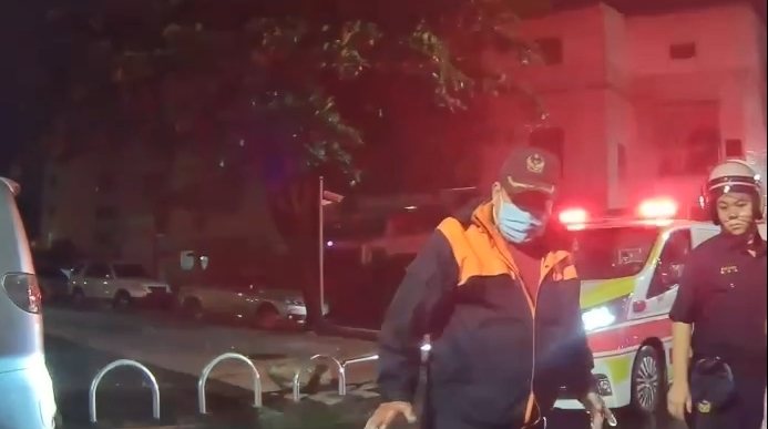 丁姓男子前天深夜酒後騎YouBike單車行經高雄市小港路,不慎自撞路邊轎車車尾受傷,還打傷檢傷的兩名救護員遭壓制扭送警方送辦。記者石秀華/翻攝 丁姓男子前天深夜酒後騎YouBike單車行經高雄市小港路,不慎自撞路邊轎車車尾受傷,還打傷檢傷的兩名救護員遭壓制扭送警方送辦。記者石秀華/翻攝