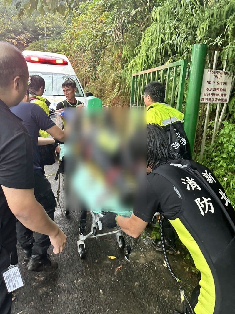 許姓男子今偕妻至新北市石碇山區玩空拍機，疑空拍機未飛回不慎墜谷，許男爬下山坡找尋空拍機失聯2小時，妻久等不見人影急報警，警消今傍晚尋獲時已無生命跡象，送醫搶救仍宣告不治。記者王長鼎／翻攝