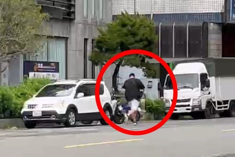 楊姓槍手槍殺綽號「鴨頭」的陳昫豪後離去，不久便攜槍到高雄市警左營分局新莊派出所投案，稱與陳有五十萬元債務糾紛才開槍。圖／讀者提供
