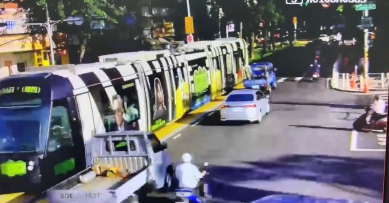 高雄劉姓女子昨傍晚駕駛福斯轎車在大順二路禁止左轉路段迴車,和駛過的列車擦撞,當場右車門凹陷打不開,幸無人受傷。記者石秀華/翻攝 高雄劉姓女子昨傍晚駕駛福斯轎車在大順二路禁止左轉路段迴車,和駛過的列車擦撞,當場右車門凹陷打不開,幸無人受傷。記者石秀華/翻攝