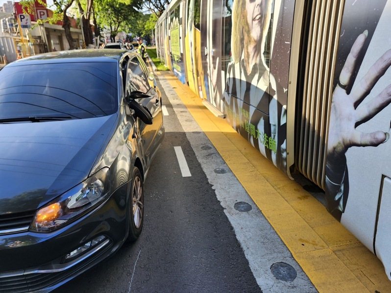 高雄劉姓女子昨傍晚駕駛福斯轎車在大順二路禁止左轉路段迴車,和駛過的列車擦撞,當場右車門凹陷打不開,幸無人受傷。記者石秀華/翻攝 高雄劉姓女子昨傍晚駕駛福斯轎車在大順二路禁止左轉路段迴車,和駛過的列車擦撞,當場右車門凹陷打不開,幸無人受傷。記者石秀華/翻攝