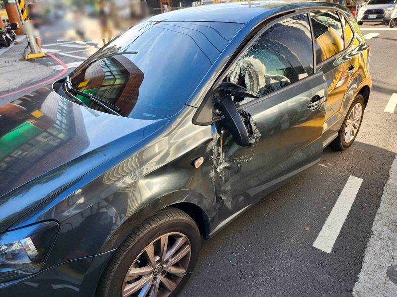 高雄劉姓女子昨傍晚駕駛福斯轎車在大順二路禁止左轉路段迴車,和駛過的列車擦撞,當場右車門凹陷打不開,幸無人受傷。記者石秀華/翻攝 高雄劉姓女子昨傍晚駕駛福斯轎車在大順二路禁止左轉路段迴車,和駛過的列車擦撞,當場右車門凹陷打不開,幸無人受傷。記者石秀華/翻攝