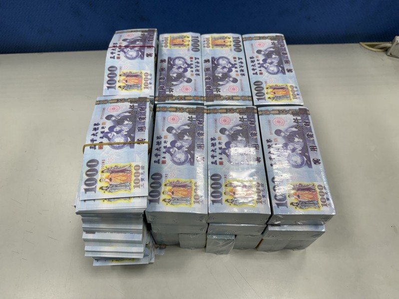 新北市蔡姓婦人想投資股票賺錢買房給小孩，加入一間投資公司APP，陸續面交810萬元才驚覺遭騙報案，日前與土城警方聯手以1000萬「冥鈔磚」釣出18歲孫姓車手，警詢後依法送辦。記者王長鼎／翻攝