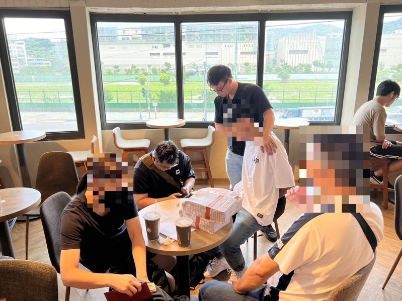 新北市蔡姓婦人想投資股票賺錢買房給小孩，加入一間投資公司APP，陸續面交810萬元才驚覺遭騙報案，日前與土城警方聯手以1000萬「冥鈔磚」釣出18歲孫姓車手，警詢後依法送辦。記者王長鼎／翻攝
