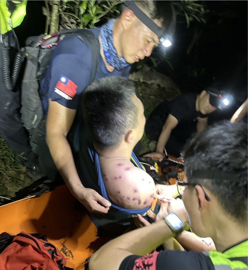 屏東立委鍾佳濱服務處主辦的青年志工團橫越浸水營古道活動,學員遭虎頭蜂攻擊,洪姓領隊為了保護團員慘遭圍攻,送醫搶救不治。圖/記者潘奕言翻攝 屏東立委鍾佳濱服務處主辦的青年志工團橫越浸水營古道活動,學員遭虎頭蜂攻擊,洪姓領隊為了保護團員慘遭圍攻,送醫搶救不治。圖/記者潘奕言翻攝