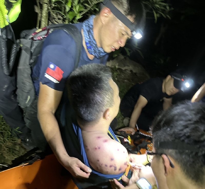 台東浸水營古道昨天發生一群登山團遭虎頭蜂攻擊，造成2男1女螫傷送醫，其中41歲洪姓嚮導因蜂螫嚴重，雖打3劑強心針一度正常恢復意識，但送醫後陷入昏迷，經搶救治後今天凌晨仍宣告不治。圖／台東縣消防局提供