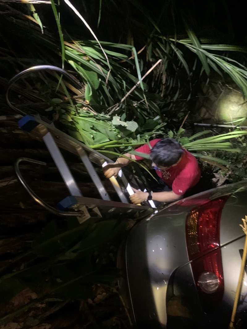 高雄一家三口凌晨車停台南關子嶺路邊城未拉手煞車，車墜谷2人受困消防員救出。圖／讀者提供