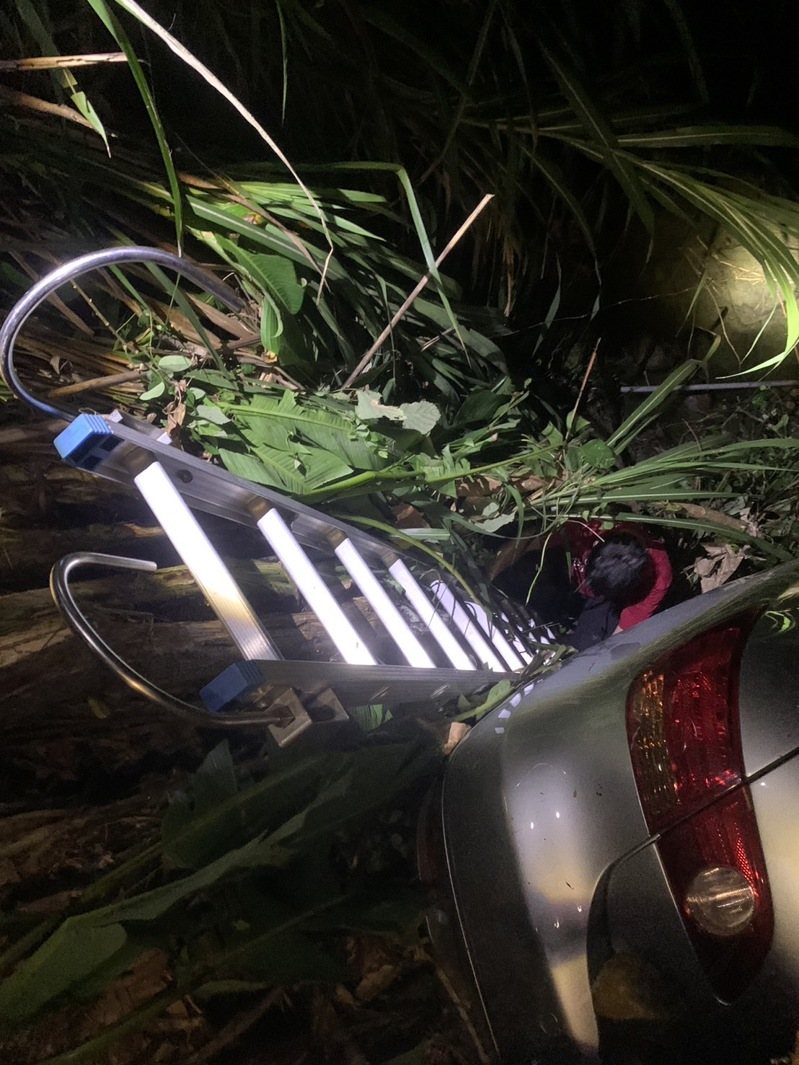 高雄一家三口凌晨車停台南關子嶺路邊城未拉手煞車，車墜谷2人受困消防員救出。圖／讀者提供