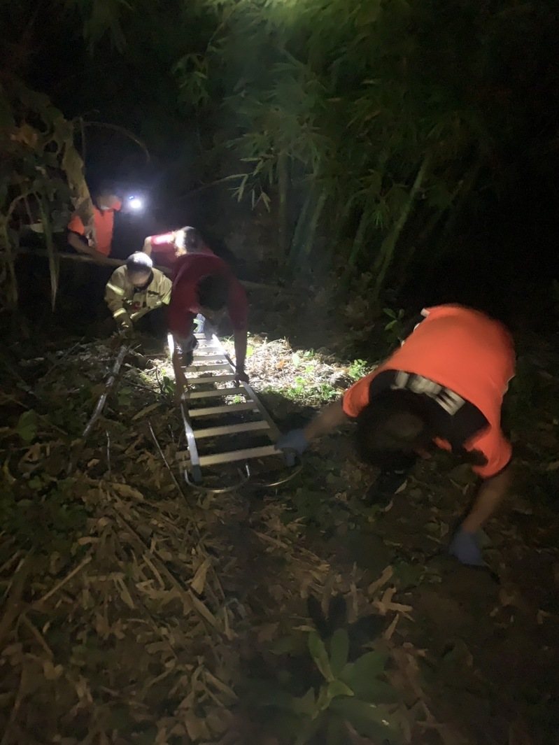 高雄一家三口凌晨車停台南關子嶺路邊城未拉手煞車，車墜谷2人受困消防員救出。圖／讀者提供