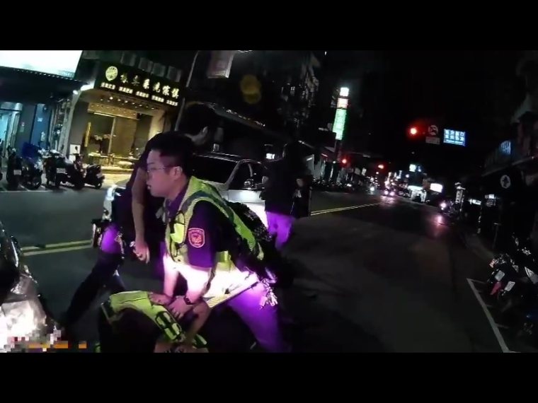 蘇姓男子昨天深夜在新北三重街頭持鎮暴槍,連續扣動扳機數下,遭警連開兩槍制伏,依法究辦。記者曾伯愷/翻攝 蘇姓男子昨天深夜在新北三重街頭持鎮暴槍,連續扣動扳機數下,遭警連開兩槍制伏,依法究辦。記者曾伯愷/翻攝