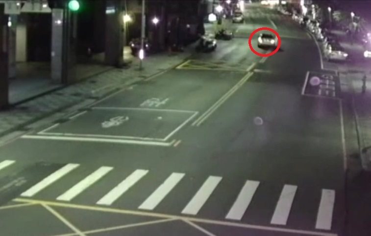 蘇姓男子昨天深夜在新北三重街頭持鎮暴槍,連續扣動扳機數下,遭警連開兩槍制伏,依法究辦。記者曾伯愷/翻攝 蘇姓男子昨天深夜在新北三重街頭持鎮暴槍,連續扣動扳機數下,遭警連開兩槍制伏,依法究辦。記者曾伯愷/翻攝