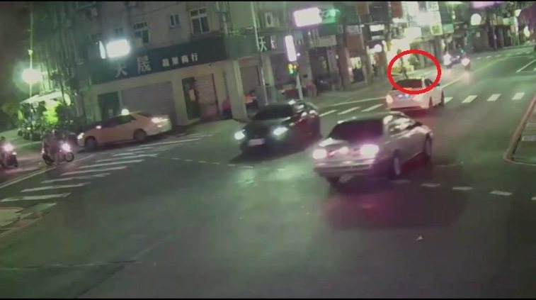 蘇姓男子昨天深夜在新北三重街頭持鎮暴槍,連續扣動扳機數下,遭警連開兩槍制伏,依法究辦。記者曾伯愷/翻攝 蘇姓男子昨天深夜在新北三重街頭持鎮暴槍,連續扣動扳機數下,遭警連開兩槍制伏,依法究辦。記者曾伯愷/翻攝