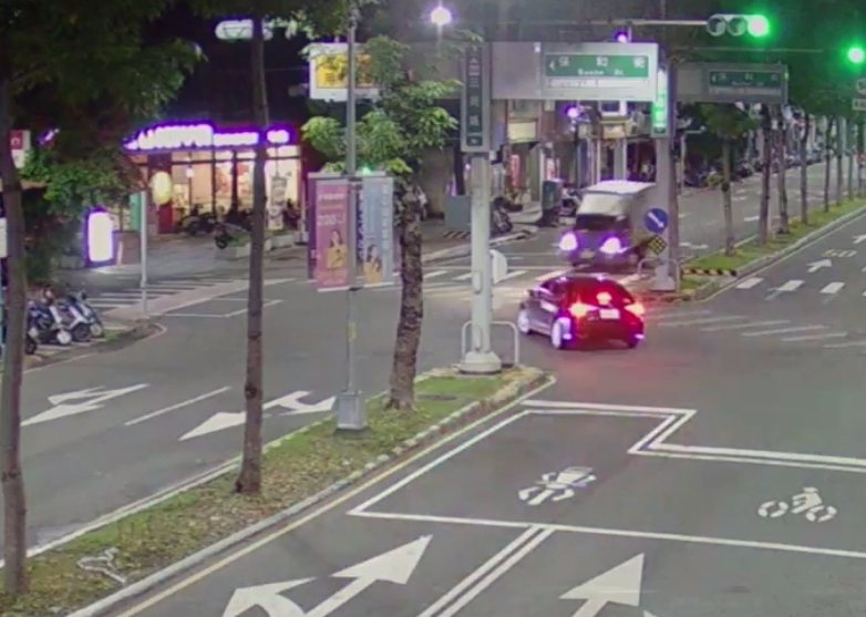 新北市蘆洲區今天凌晨4時許,又有1輛轎車高速從三民路直接左轉保和街,與對向直行的小貨車對撞。記者林昭彰/翻攝 新北市蘆洲區今天凌晨4時許,又有1輛轎車高速從三民路直接左轉保和街,與對向直行的小貨車對撞。記者林昭彰/翻攝