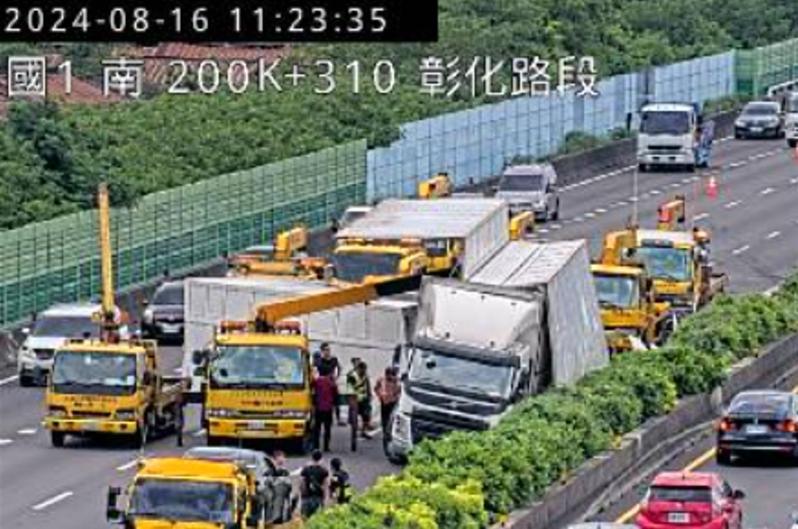 國道1號北向200.8公里處彰化前,發生1輛聯結車以及1輛小客車追撞事故,聯結車翻覆其中1節貨櫃橫在車道上,該起事故占用全車道,只剩彰化出口引流車道可以通行,回堵至少3公里。圖/取自1968即時路況 國道1號北向200.8公里處彰化前,發生1輛聯結車以及1輛小客車追撞事故,聯結車翻覆其中1節貨櫃橫在車道上,該起事故占用全車道,只剩彰化出口引流車道可以通行,回堵至少3公里。圖/取自1968即時路況