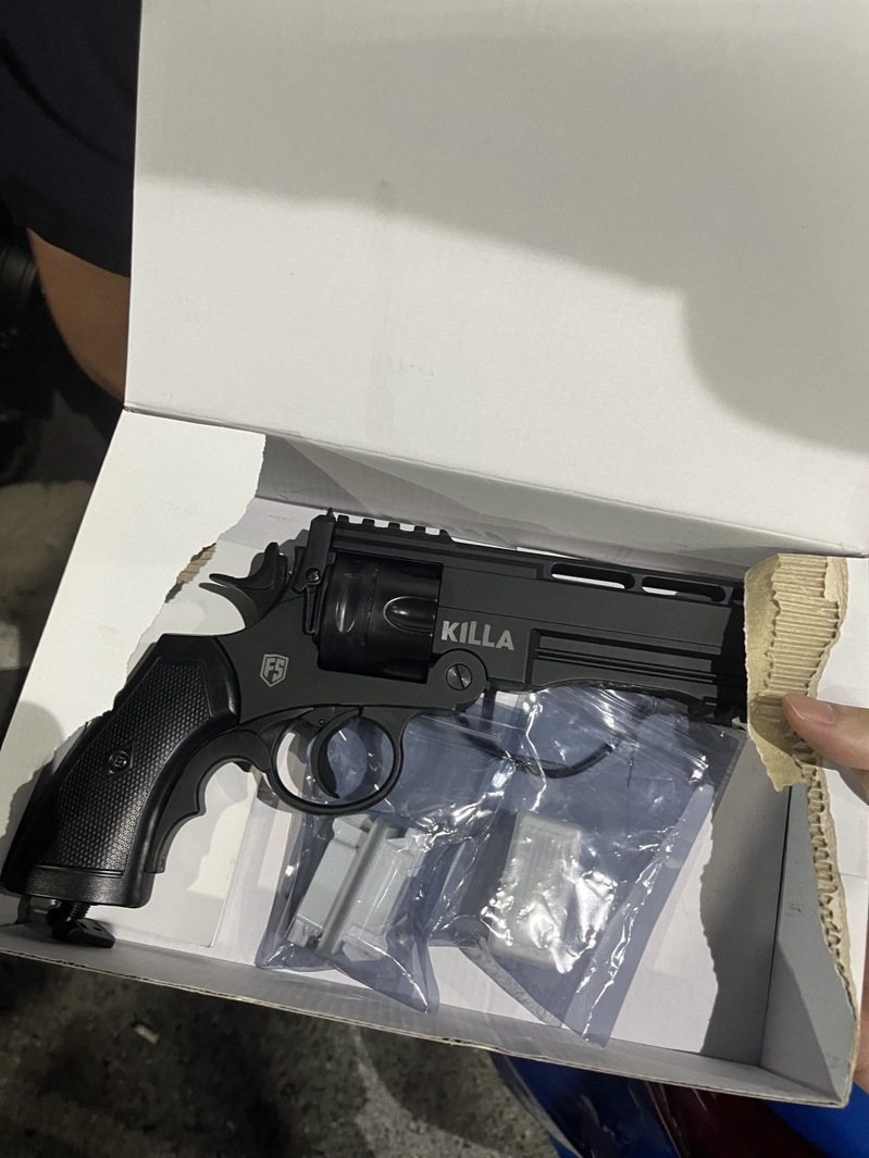 蘇姓男子昨天深夜在新北三重街頭持鎮暴槍,連續扣動扳機數下,遭警連開兩槍制伏,依法究辦。記者曾伯愷/翻攝 蘇姓男子昨天深夜在新北三重街頭持鎮暴槍,連續扣動扳機數下,遭警連開兩槍制伏,依法究辦。記者曾伯愷/翻攝