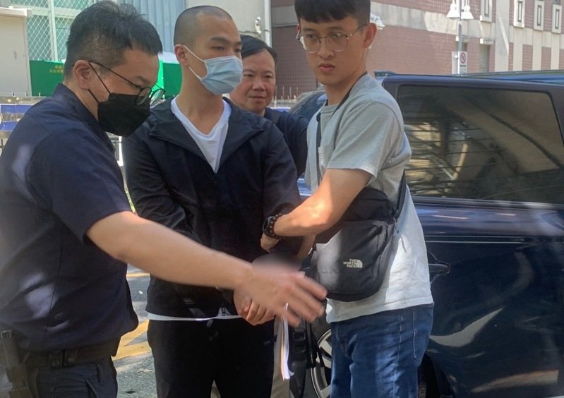 男子高偉哲（中）赴新北市某民宅鐵捲門連開18槍。圖／聯合報系資料照片