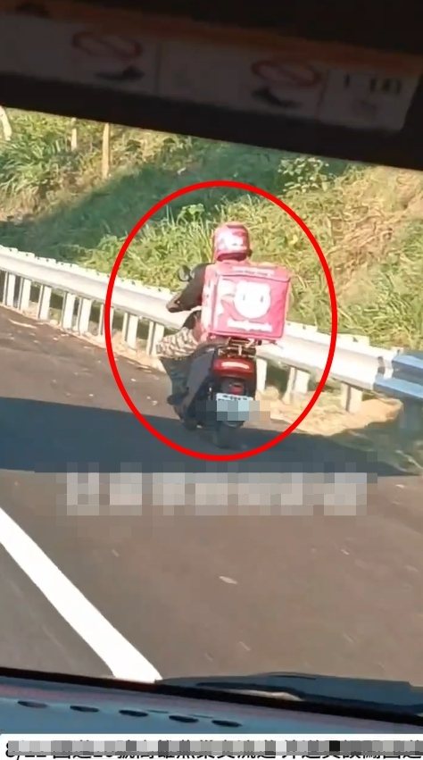 高雄市一名foodpanda外送員疑搶時效送餐，竟騎上國道10號燕巢路段，飛車身影被路過轎車副駕駛座男子用手機錄下PO上社群。圖／取自網路社群「社會事新聞影音」