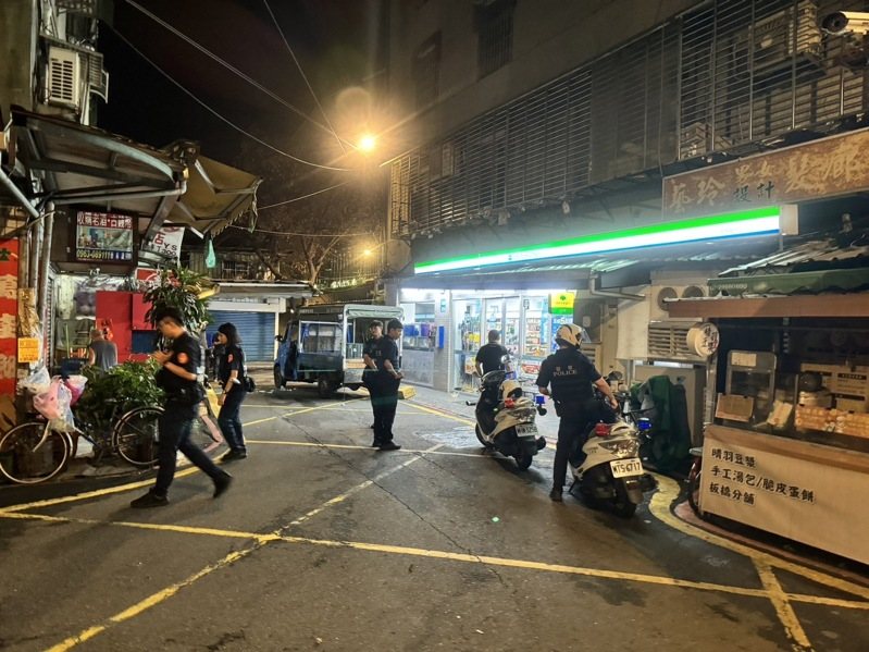 新北市賣豬肉的林姓男子今天凌晨因切肉時不小心切到自己手指,自行開車就醫卻在行經板橋區中正路時,痛到失控自撞路邊。記者王長鼎/翻攝 新北市賣豬肉的林姓男子今天凌晨因切肉時不小心切到自己手指,自行開車就醫卻在行經板橋區中正路時,痛到失控自撞路邊。記者王長鼎/翻攝