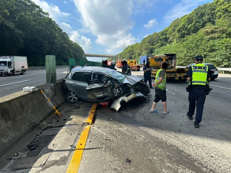 58歲的翁姓轎車駕駛今上午行駛於國道3號龍潭路段時,疑因撿拾車內物品,不慎先後碰撞外側護欄後及內側護欄,導致翁男及翁男女兒身體多處擦挫傷。記者翁唯真/翻攝 58歲的翁姓轎車駕駛今上午行駛於國道3號龍潭路段時,疑因撿拾車內物品,不慎先後碰撞外側護欄後及內側護欄,導致翁男及翁男女兒身體多處擦挫傷。記者翁唯真/翻攝