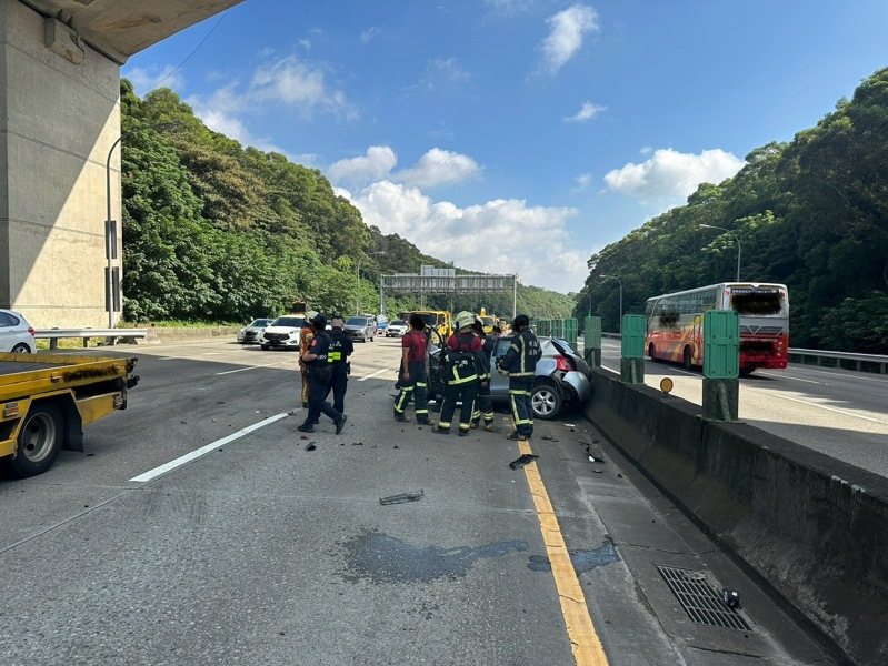 58歲的翁姓轎車駕駛今上午行駛於國道3號龍潭路段時,疑因撿拾車內物品,不慎先後碰撞外側護欄後及內側護欄,導致翁男及翁男女兒身體多處擦挫傷。記者翁唯真/翻攝 58歲的翁姓轎車駕駛今上午行駛於國道3號龍潭路段時,疑因撿拾車內物品,不慎先後碰撞外側護欄後及內側護欄,導致翁男及翁男女兒身體多處擦挫傷。記者翁唯真/翻攝
