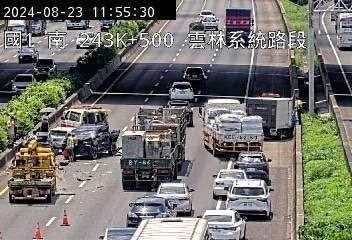 國道一號南下243公里處雲林系統今天上午11時40分左右發生5車追撞車禍，現場1人受困，雲林縣消防局派員搶救中，目前該段僅外線車道通行，詳細事故原因待釐清。記者陳雅玲／翻攝