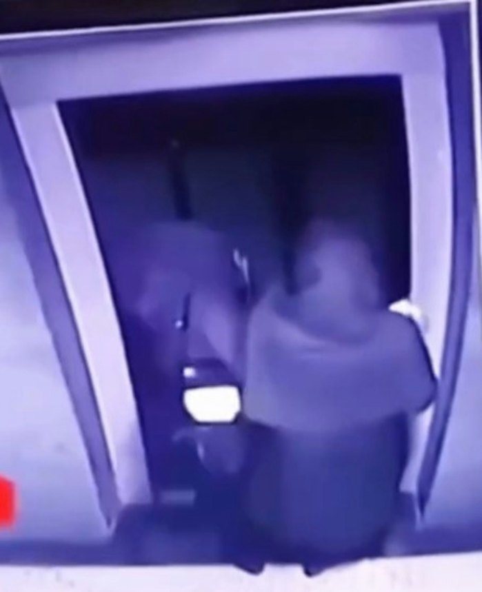 伊朗一名女子用文件夾擋住電梯門使其重開,卻沒注意電梯車廂已離開,同事踏入慘摔死。(網上影片截圖) 伊朗一名女子用文件夾擋住電梯門使其重開,卻沒注意電梯車廂已離開,同事踏入慘摔死。(網上影片截圖)