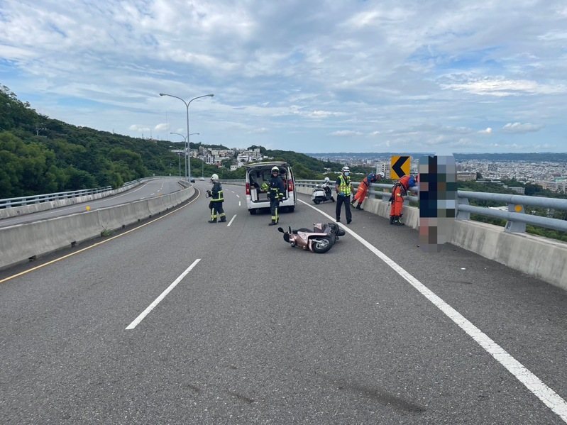 男子騎機車不明原因自撞護欄後再墜落約50公尺深邊坡，身上多處受傷，經救護人員拉救上路後送醫急救仍宣告不治，詳細肇事及死因由檢警今天相驗釐清。圖／民眾提供