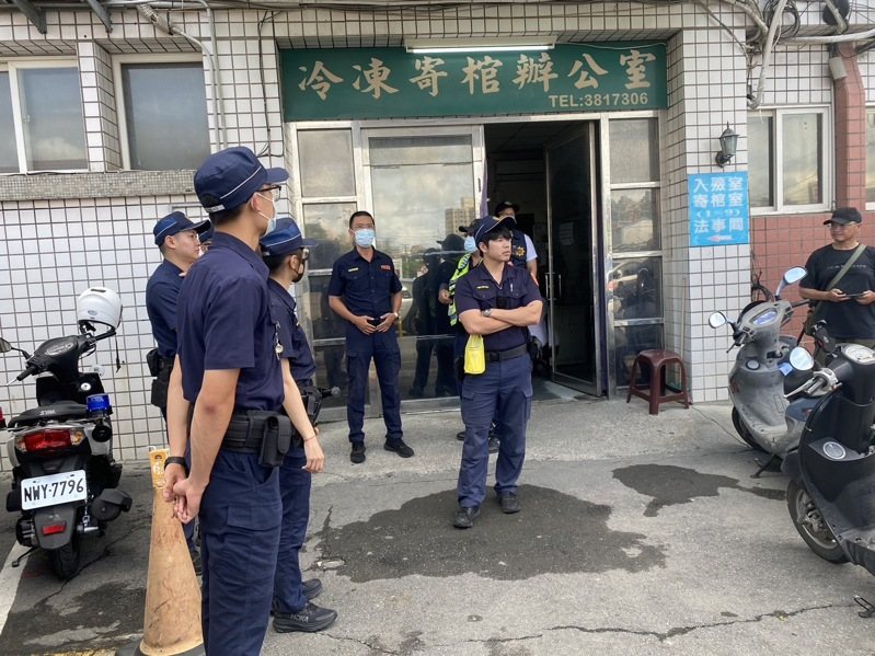屏東角頭「鴨頭」遭槍擊死亡，今天相驗，警方動員在高雄市立殯儀館戒備。記者石秀華／攝影