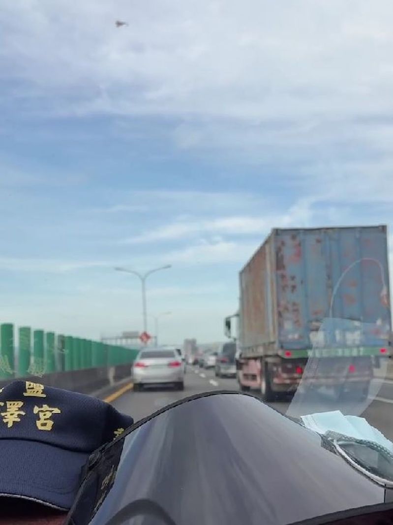 亞大醫院吳姓主管今開車載妻上班途中遇地震，右方大貨車如跳「波浪舞」，車身搖晃厲害。圖／吳姓主管提供