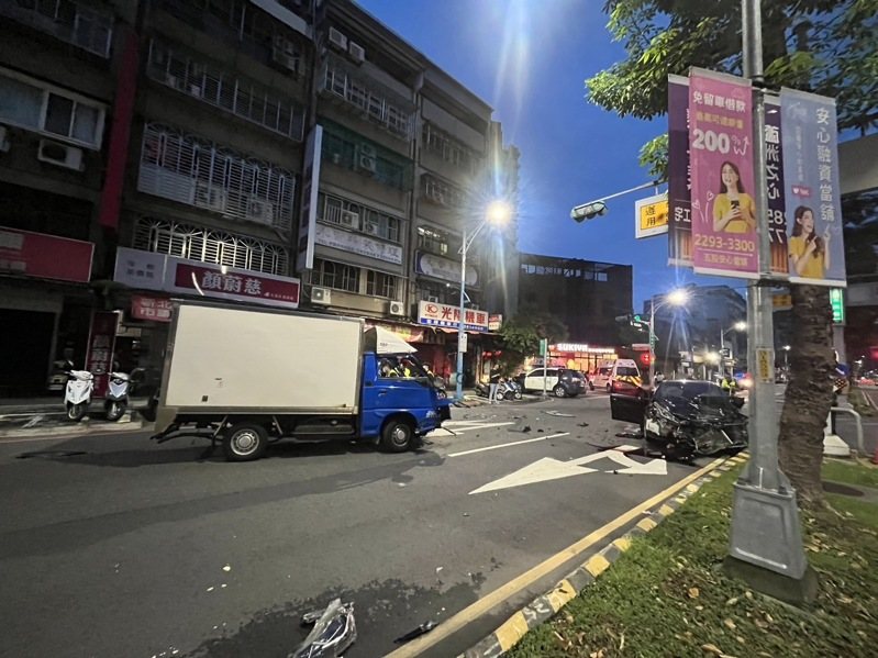 蘆洲區三民路、保和街口,3日才發生左轉機車與對向休旅車對撞事故,造成18歲騎士命危送醫至今昏迷。相同地點、相同模式,今天凌晨又發生轎車對撞貨車。記者林昭彰/翻攝 蘆洲區三民路、保和街口,3日才發生左轉機車與對向休旅車對撞事故,造成18歲騎士命危送醫至今昏迷。相同地點、相同模式,今天凌晨又發生轎車對撞貨車。記者林昭彰/翻攝