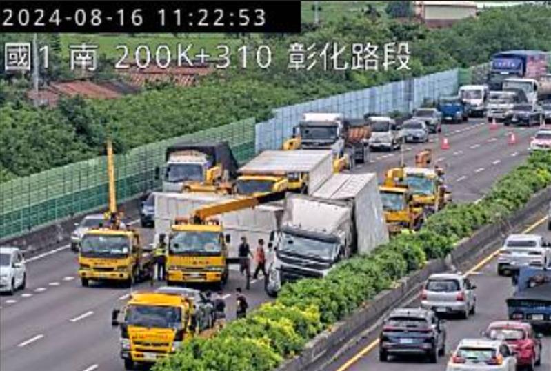 國道1號北向200.8公里處彰化前,發生1輛聯結車以及1輛小客車追撞事故,聯結車翻覆其中1節貨櫃橫在車道上,該起事故占用全車道,只剩彰化出口引流車道可以通行,回堵至少3公里。圖/取自1968即時路況 國道1號北向200.8公里處彰化前,發生1輛聯結車以及1輛小客車追撞事故,聯結車翻覆其中1節貨櫃橫在車道上,該起事故占用全車道,只剩彰化出口引流車道可以通行,回堵至少3公里。圖/取自1968即時路況