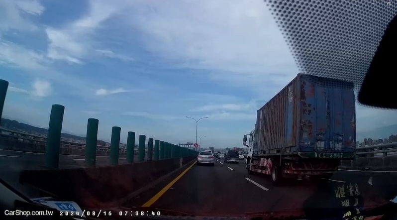 亞大醫院吳姓主管今開車載妻上班途中遇地震，右方大貨車如跳「波浪舞」，車身搖晃厲害。圖／吳姓主管提供
