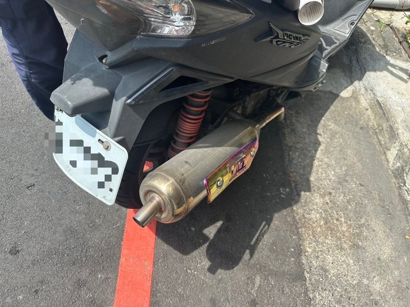 謝男機車排氣管改裝噪音過大,警方發現以此攔查見謝有明顯酒容,但謝拒絕酒測又遭罰36萬元。記者曾健祐/翻攝 謝男機車排氣管改裝噪音過大,警方發現以此攔查見謝有明顯酒容,但謝拒絕酒測又遭罰36萬元。記者曾健祐/翻攝