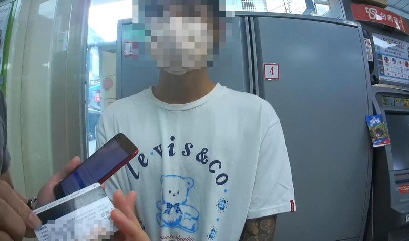 越南籍馮姓移工擔任車手,20日在超商領款時心虛,遇到警員即坦認涉案。記者陳宏睿/翻攝 越南籍馮姓移工擔任車手,20日在超商領款時心虛,遇到警員即坦認涉案。記者陳宏睿/翻攝