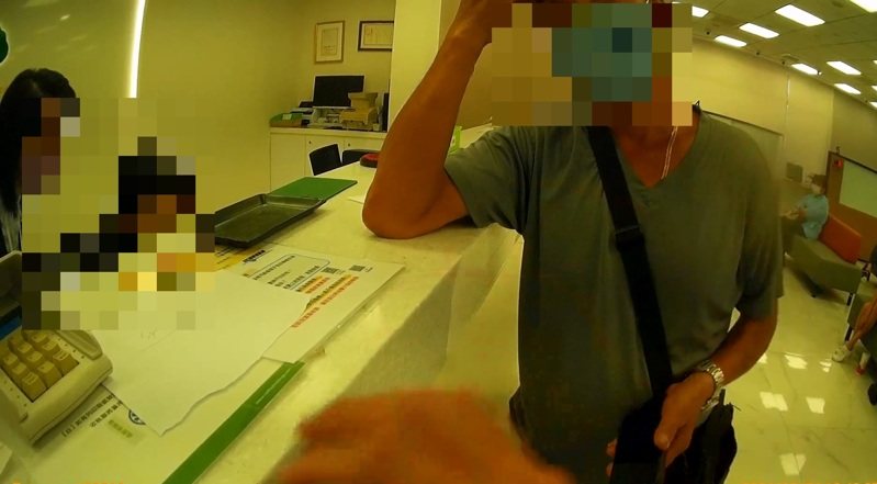 台中一名男子要匯款海外代操虛擬貨幣，他不相信自己遇詐騙，在旁虛擬貨幣玩家聽不去，也加入警方阻詐行列。圖／警方提供