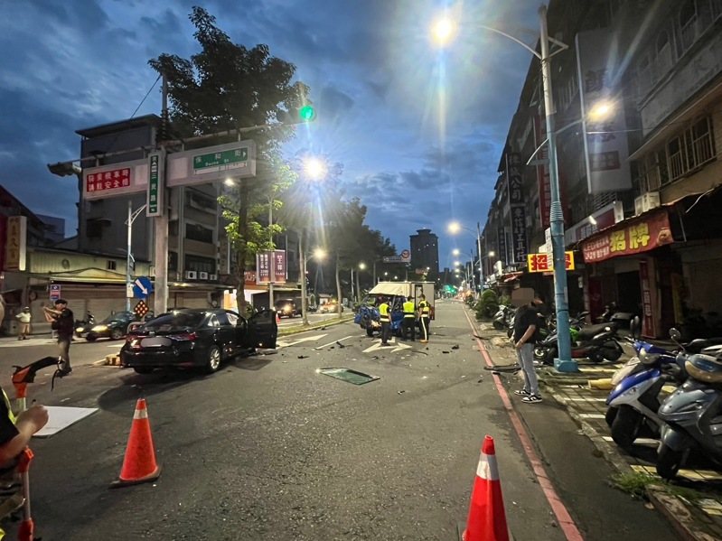 蘆洲區三民路、保和街口,3日才發生左轉機車與對向休旅車對撞事故,造成18歲騎士命危送醫至今昏迷。相同地點、相同模式,今天凌晨又發生轎車對撞貨車。記者林昭彰/翻攝 蘆洲區三民路、保和街口,3日才發生左轉機車與對向休旅車對撞事故,造成18歲騎士命危送醫至今昏迷。相同地點、相同模式,今天凌晨又發生轎車對撞貨車。記者林昭彰/翻攝
