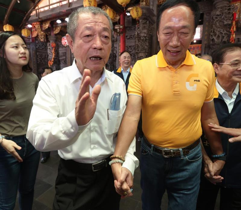 屏東縣議長周典論（左）涉幫郭台銘連署書案，屏東地院一審判處有期徒刑4年，併科罰金500萬元，褫奪公權6年。圖／報系資料照
