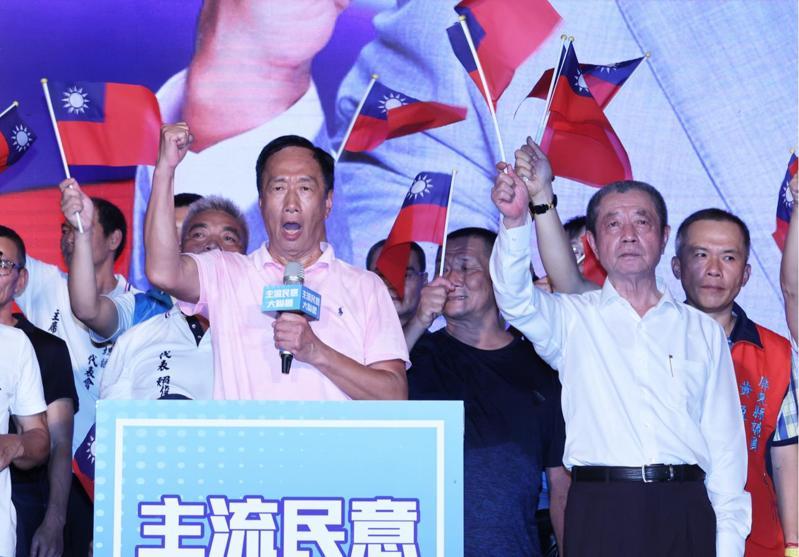 屏東縣議長周典論（右）涉幫郭台銘收購連署書案，屏東地院一審判處有期徒刑4年，併科罰金500萬元，褫奪公權6年。圖／聯合報系資料照