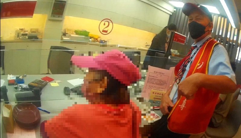 東勢警分局接獲通報,一名婦人在銀行要匯款3萬元疑似被詐騙,員警到場了解。圖/警方提供 東勢警分局接獲通報,一名婦人在銀行要匯款3萬元疑似被詐騙,員警到場了解。圖/警方提供