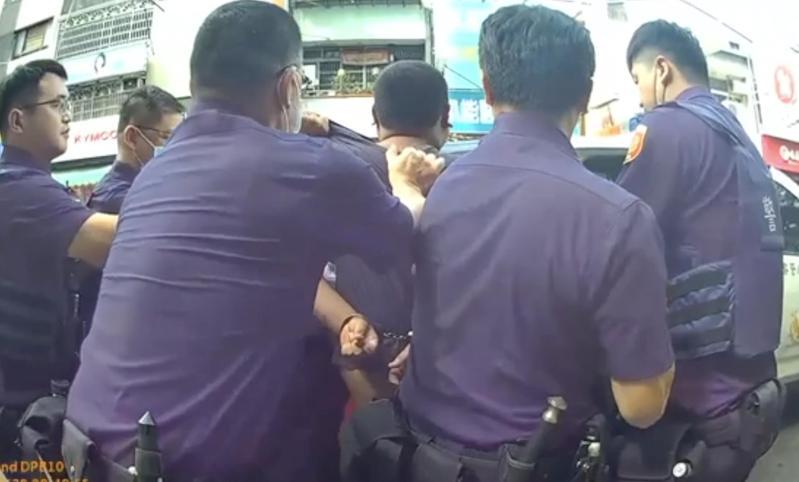 台中市林姓男子因身心狀況,無故推打七旬謝姓老翁,鬧出人命,警方出動五名警力,才將林男壓制上車。記者陳宏睿/翻攝 台中市林姓男子因身心狀況,無故推打七旬謝姓老翁,鬧出人命,警方出動五名警力,才將林男壓制上車。記者陳宏睿/翻攝
