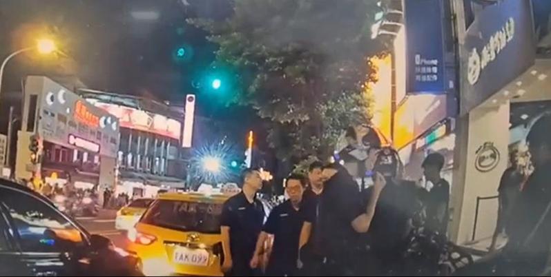 謝姓男子昨晚開車行經新北市永和區永和路,見路口號誌綠燈已亮,前方計程車卻不往前行,下車理論與司機孔男當街互嗆上演全武行,警方獲報迅速趕抵排解,雙方互不提告,警方依違反社會秩序維護法依法裁罰。記者王長鼎/翻攝 謝姓男子昨晚開車行經新北市永和區永和路,見路口號誌綠燈已亮,前方計程車卻不往前行,下車理論與司機孔男當街互嗆上演全武行,警方獲報迅速趕抵排解,雙方互不提告,警方依違反社會秩序維護法依法裁罰。記者王長鼎/翻攝