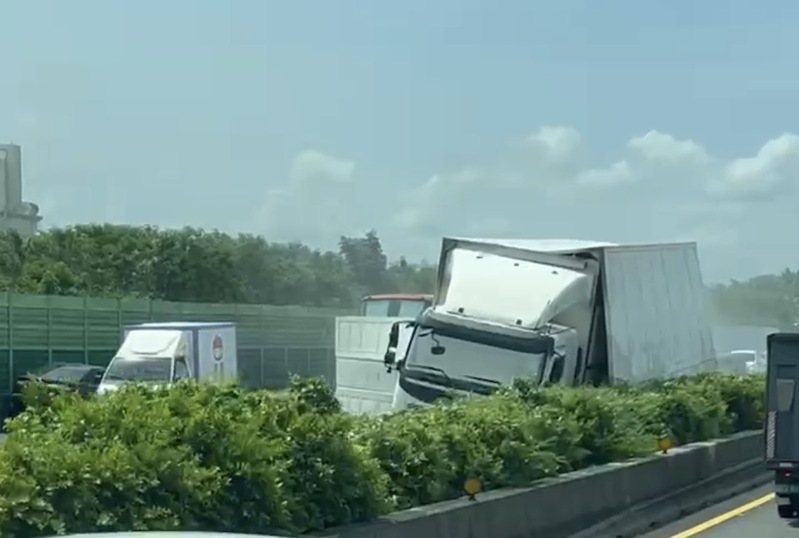 國道一號北上200.5公里彰化花壇路段，今天上午發生一輛聯結車與自小客車碰撞事故，聯結車車頭與車身分離，橫據3個車道，沒人受傷及受困。圖／翻攝自彰化踢爆網
