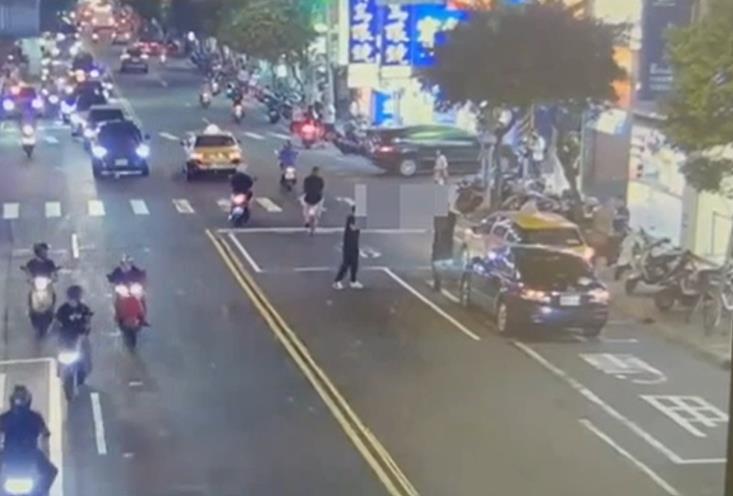 謝姓男子昨晚開車行經新北市永和區永和路,見路口號誌綠燈已亮,前方計程車卻不往前行,下車理論與司機孔男當街互嗆上演全武行,警方獲報迅速趕抵排解,雙方互不提告,警方依違反社會秩序維護法依法裁罰。記者王長鼎/翻攝 謝姓男子昨晚開車行經新北市永和區永和路,見路口號誌綠燈已亮,前方計程車卻不往前行,下車理論與司機孔男當街互嗆上演全武行,警方獲報迅速趕抵排解,雙方互不提告,警方依違反社會秩序維護法依法裁罰。記者王長鼎/翻攝