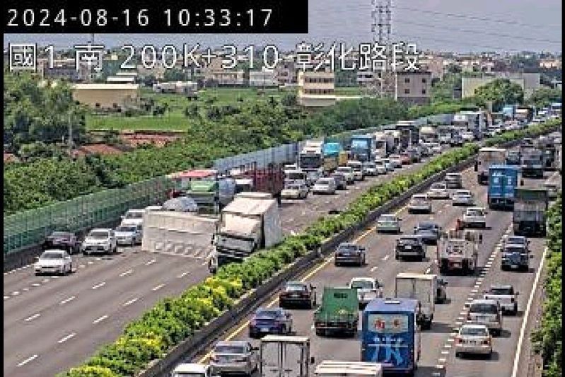 國道一號北上200.5公里彰化花壇路段，今天上午發生一輛聯結車與自小客車碰撞事故，聯結車車頭與車身分離，橫據3個車道，沒人受傷及受困。圖／翻攝自彰化踢爆網