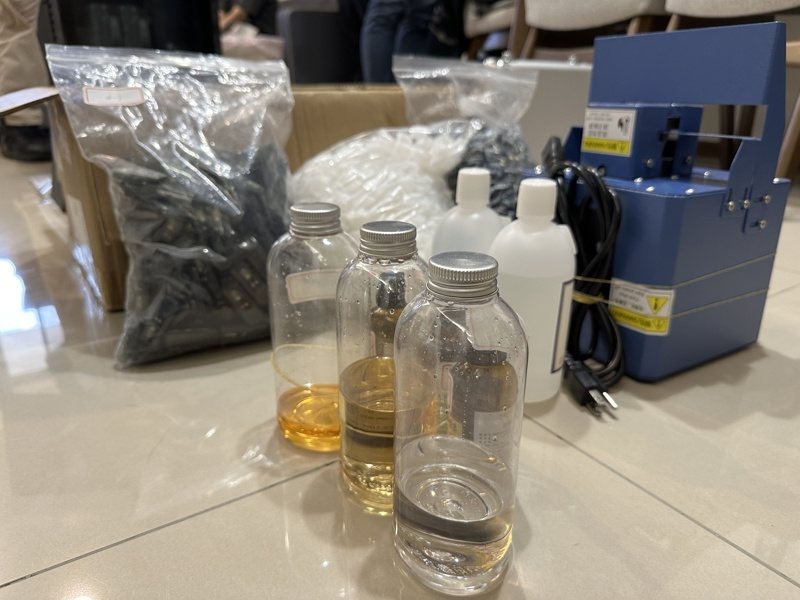劉姓男子涉從東南亞輸入依托咪酯分裝菸彈販賣至境內外,刑事局攔截輸出入郵包及搜索分裝廠,查獲市價3千萬元的1.3公斤依托咪酯及616顆菸彈,拘提6人。記者李奕昕/翻攝 劉姓男子涉從東南亞輸入依托咪酯分裝菸彈販賣至境內外,刑事局攔截輸出入郵包及搜索分裝廠,查獲市價3千萬元的1.3公斤依托咪酯及616顆菸彈,拘提6人。記者李奕昕/翻攝