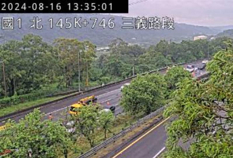 國道1號南向145.6K處，2起共10輛小客車追撞事故占內中車道，回堵1公里。圖／取自1968即時路況