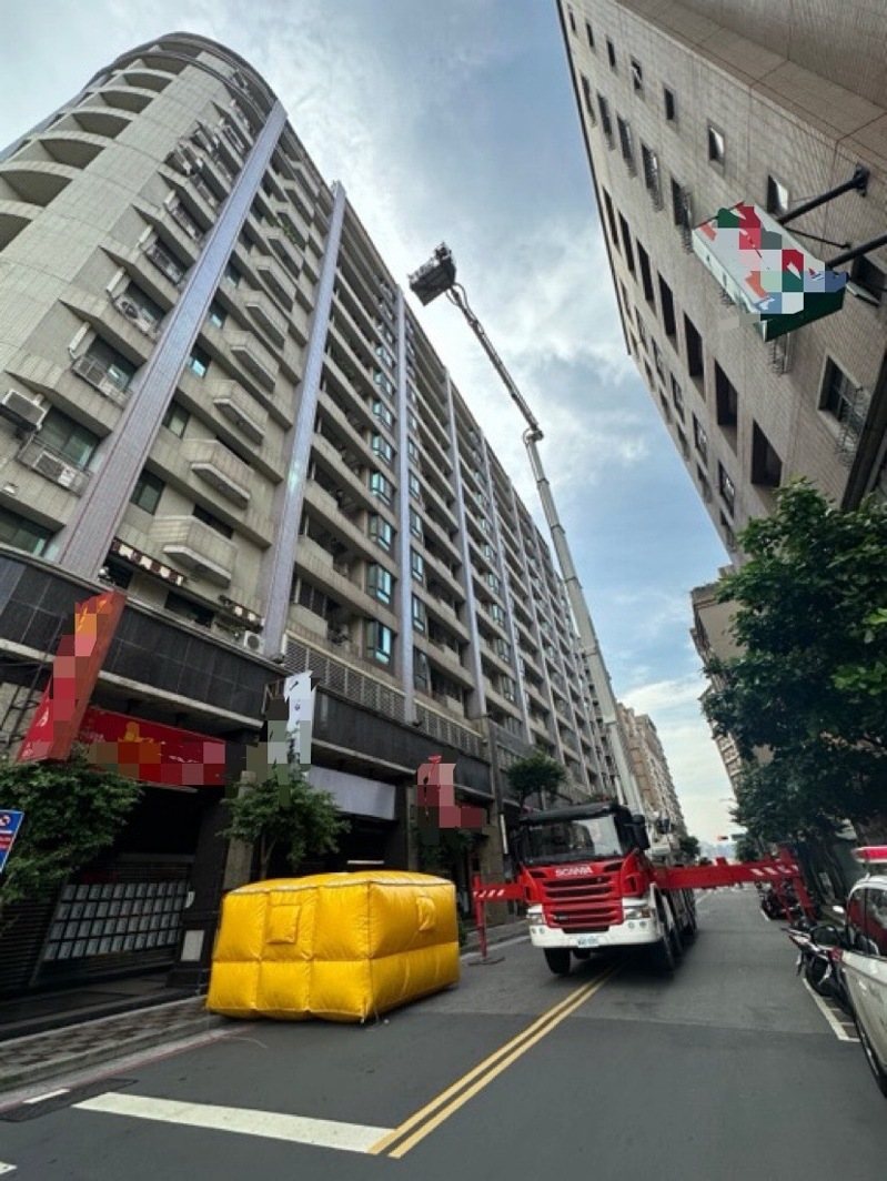 新北市泰山區一名女子,這個月已四次在其住處社區大樓頂跨坐女兒牆,被警、消勸拉下來。記者曾伯愷/翻攝 新北市泰山區一名女子,這個月已四次在其住處社區大樓頂跨坐女兒牆,被警、消勸拉下來。記者曾伯愷/翻攝