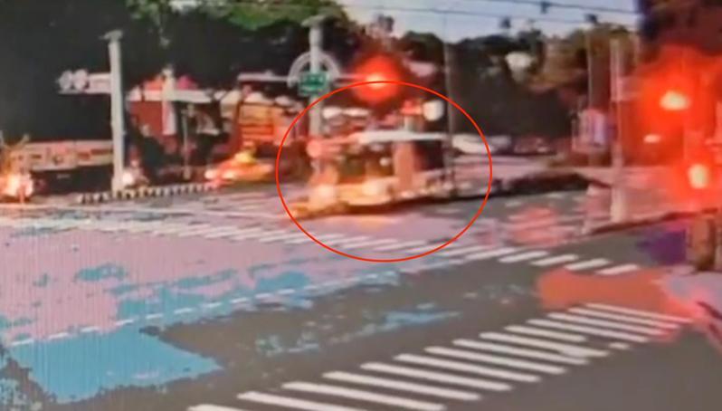 台中客運林姓司機在今天清晨5時許,開車行經西屯區台灣大道、玉門路口時,自撞分隔島,送醫不治。記者陳宏睿/翻攝 台中客運林姓司機在今天清晨5時許,開車行經西屯區台灣大道、玉門路口時,自撞分隔島,送醫不治。記者陳宏睿/翻攝